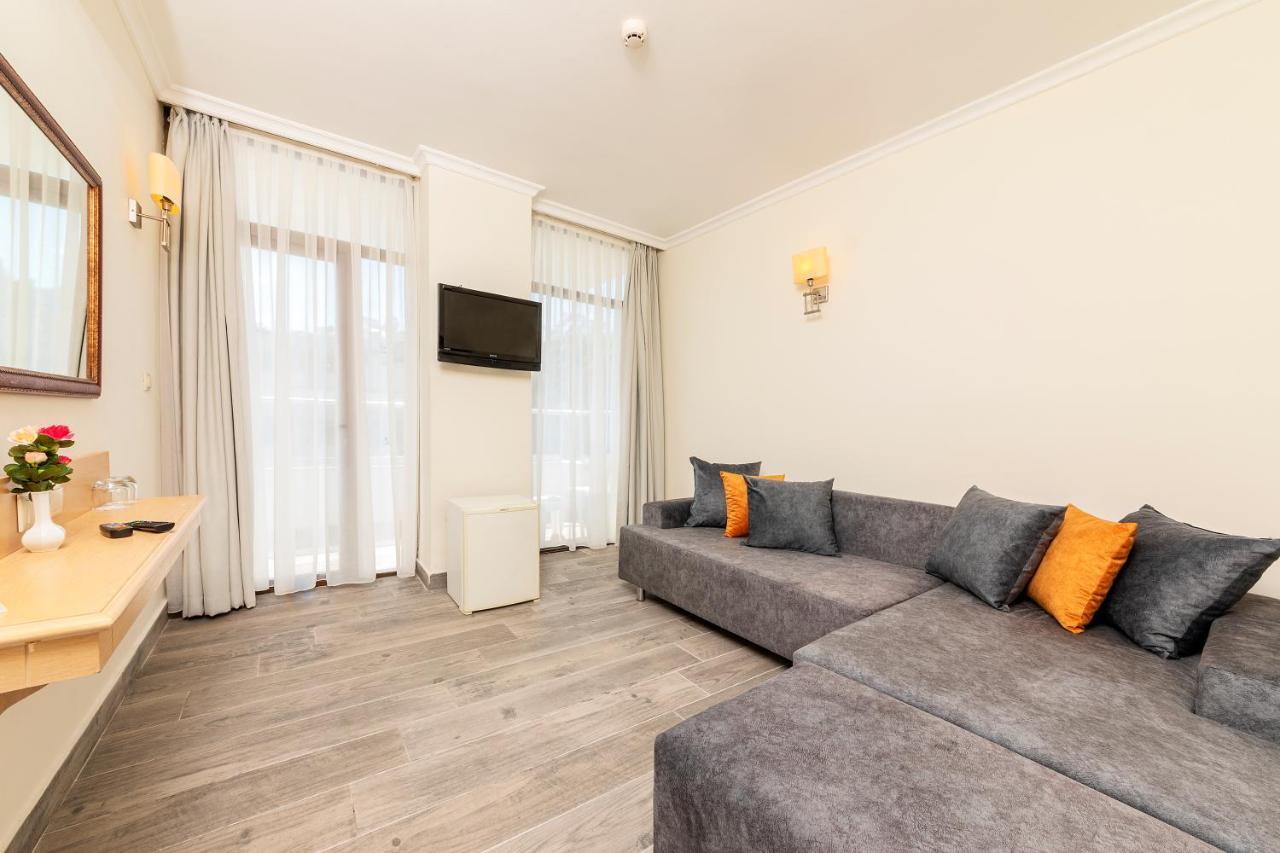 Family Room,1257485917:JPEG